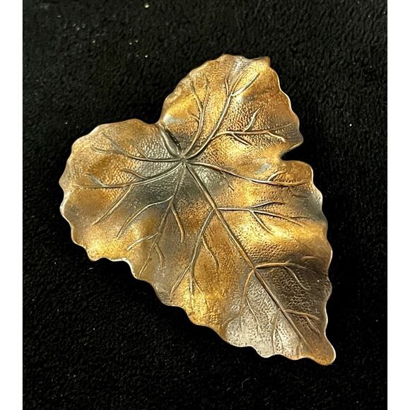 Vintage Grape Leaf Gold/ Brass Tone Scarf Clip Ring - Picture 1 of 8
